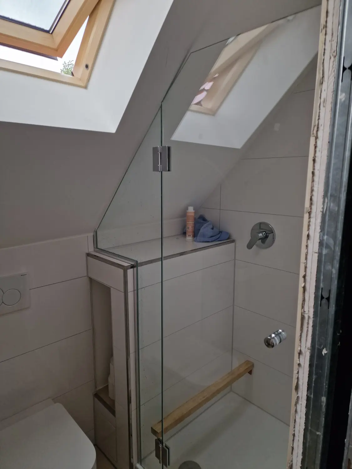 Duschen in Dachschrägen von Ganzglasduschen-Fras-Biermann-München