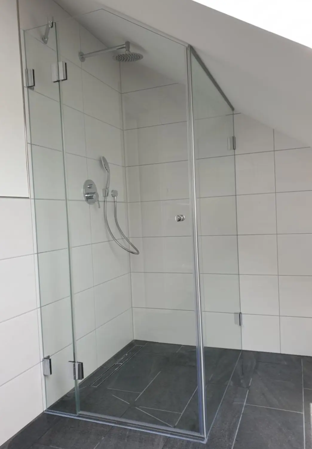 Duschen in Dachschrägen von Ganzglasduschen-Fras-Biermann-München